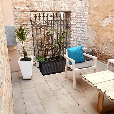 アパート With Private Courtyard *