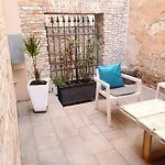 With Private Courtyard Διαμέρισμα