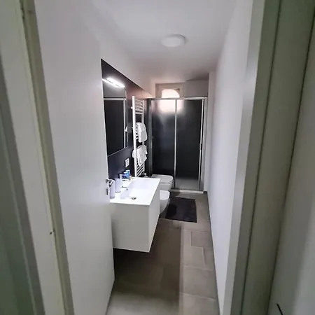 With Private Courtyard * Velence