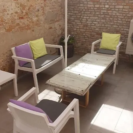 Apartment With Private Courtyard Venice