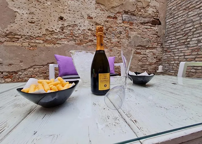 With Private Courtyard Apartamento