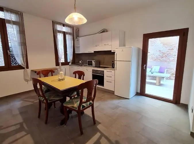 With Private Courtyard Apartamento *