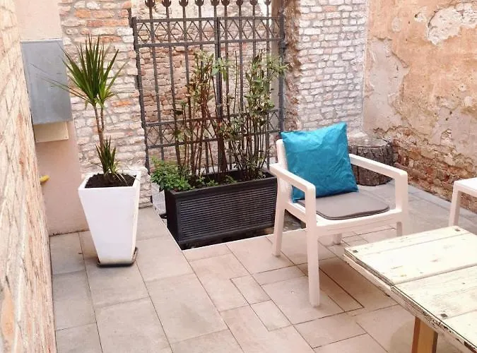 With Private Courtyard Apartamento