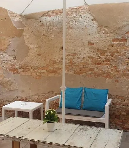 With Private Courtyard Apartamento