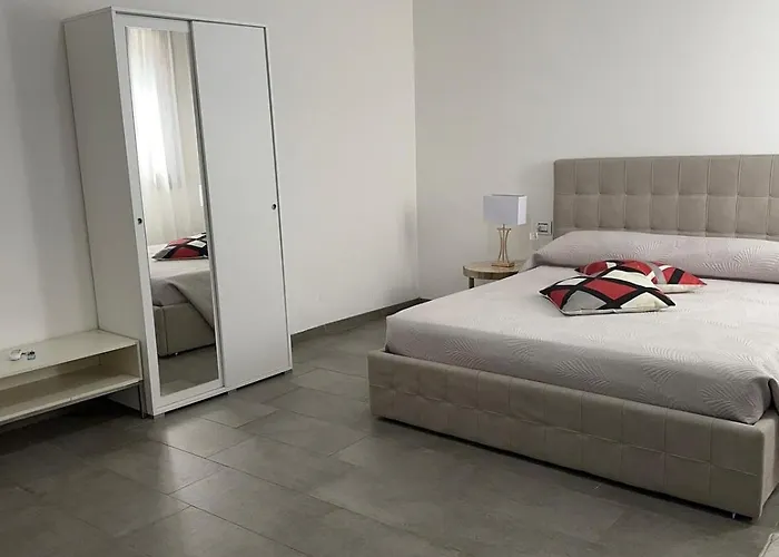 With Private Courtyard Apartamento