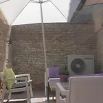 아파트 With Private Courtyard